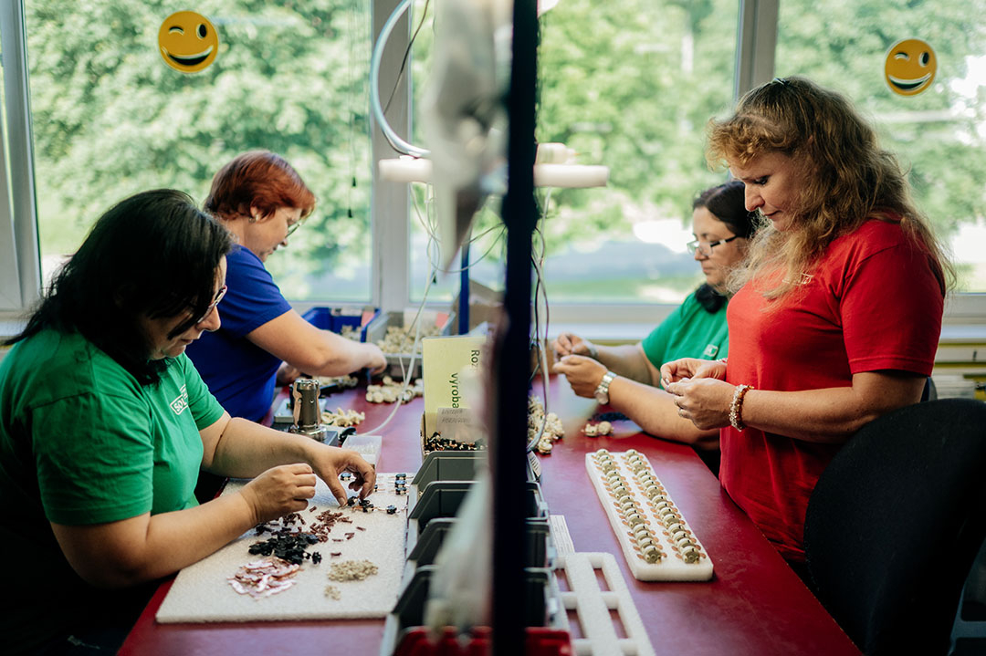 Montáž dílů ve spolupráci s chráněnou dílnou Solea zaměstnávající OZP