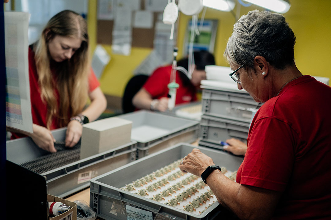 Kompletace výrobních celků ručně i poloautomaticky