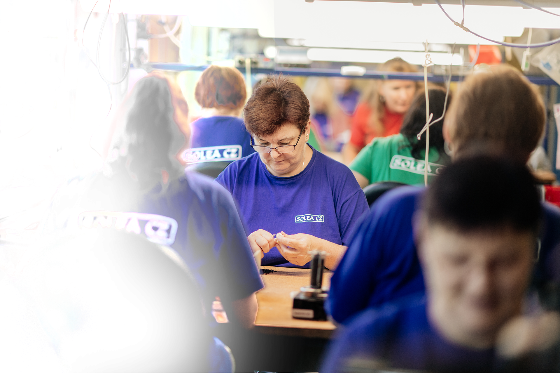 Práce na montážní lince v chráněné dílně